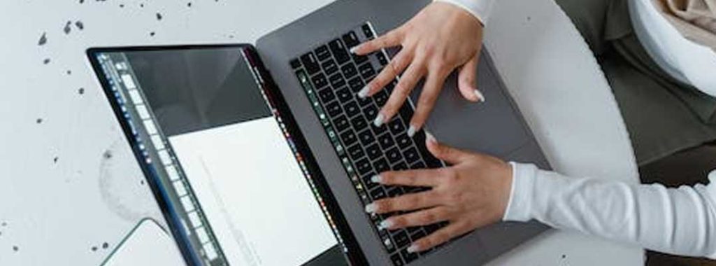 ヘルプデスク経験は社内SE・情シスに活かせる？仕事内容とスキルの広げ方
